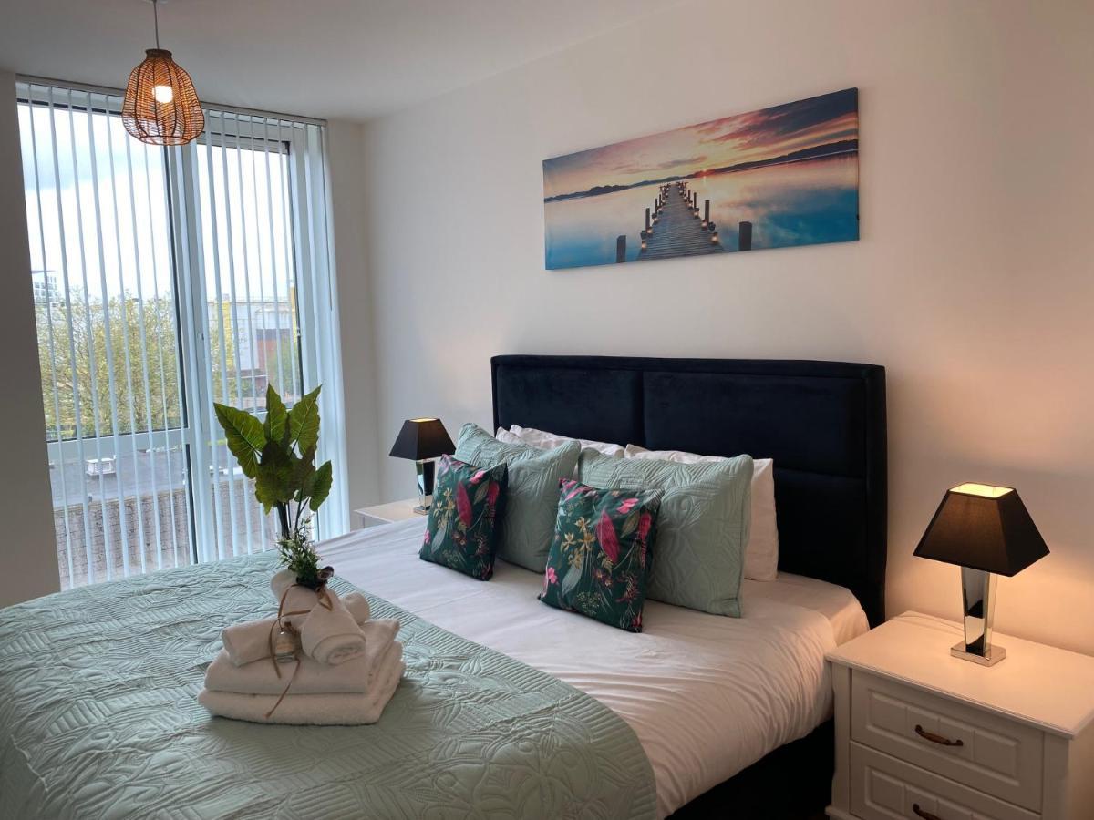 Berks Luxury Serviced Apartments,5 Bedrooms, 5 Double Beds, 2 Bathrooms, Free Super Fast Wifi & Parking Earley Zewnętrze zdjęcie