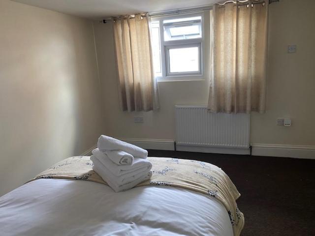 Berks Luxury Serviced Apartments,5 Bedrooms, 5 Double Beds, 2 Bathrooms, Free Super Fast Wifi & Parking Earley Zewnętrze zdjęcie