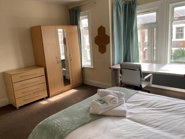 Berks Luxury Serviced Apartments,5 Bedrooms, 5 Double Beds, 2 Bathrooms, Free Super Fast Wifi & Parking Earley Zewnętrze zdjęcie