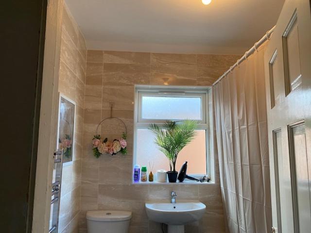 Berks Luxury Serviced Apartments,5 Bedrooms, 5 Double Beds, 2 Bathrooms, Free Super Fast Wifi & Parking Earley Zewnętrze zdjęcie