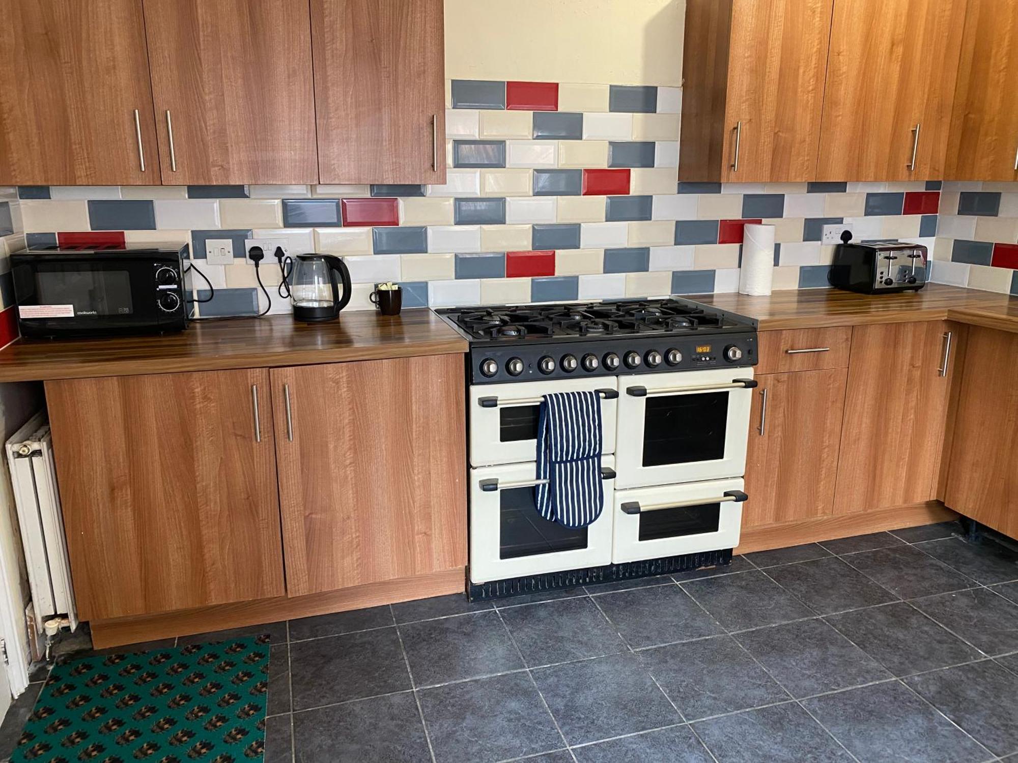 Berks Luxury Serviced Apartments,5 Bedrooms, 5 Double Beds, 2 Bathrooms, Free Super Fast Wifi & Parking Earley Zewnętrze zdjęcie