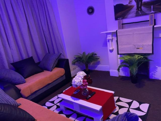 Berks Luxury Serviced Apartments,5 Bedrooms, 5 Double Beds, 2 Bathrooms, Free Super Fast Wifi & Parking Earley Zewnętrze zdjęcie
